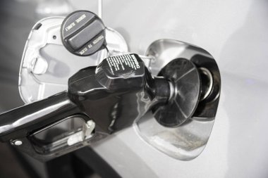 Bir Benzin İstasyonunda Bir Aracın Yakıt Deposunun Doldurulması