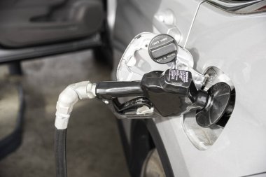 Bir Benzin İstasyonunda Bir Aracın Yakıt Deposunun Doldurulması