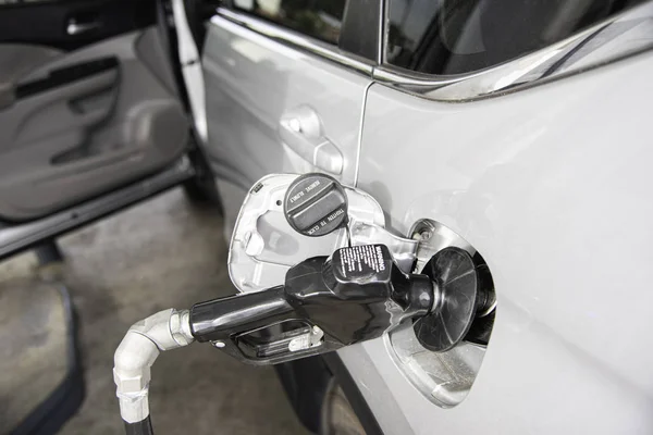 Enchendo um tanque de combustível de um veículo em um posto de gasolina — Fotografia de Stock