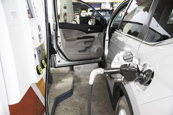 De brandstof tank van een voertuig vullen bij een benzine station — Stockfoto