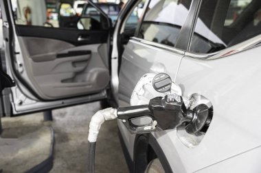 Bir Benzin İstasyonunda Aracın Yakıt Deposunun Doldurulması