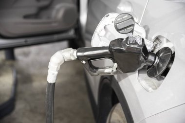 Bir Benzin İstasyonunda Aracın Yakıt Deposunun Doldurulması