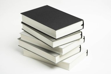 Bir Düzensiz Yığın Bez Ciltli Kitaplar