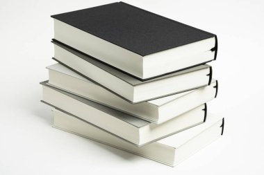 Bir Düzensiz Yığın Bez Ciltli Kitaplar