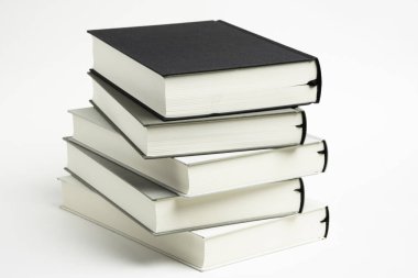 Bir Düzensiz Yığın Bez Ciltli Kitaplar