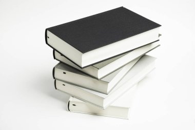 Bir Düzensiz Yığın Bez Ciltli Kitaplar