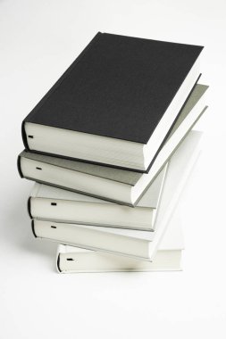 Bir Düzensiz Yığın Bez Ciltli Kitaplar