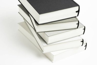 Bir Düzensiz Yığın Bez Ciltli Kitaplar