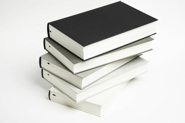 Een Disarrayed stapel doek gebonden boeken — Stockfoto