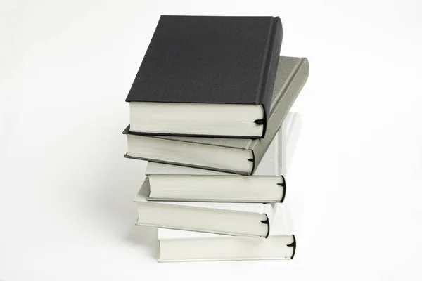 En disarrayed bunt tyg bundna böcker — Stockfoto