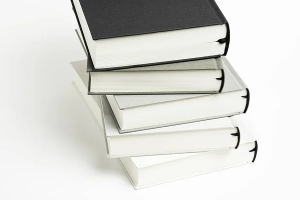 Ein aufgeräumter Stapel leinengebundener Bücher — Stockfoto