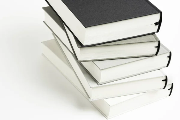 Ein aufgeräumter Stapel leinengebundener Bücher — Stockfoto