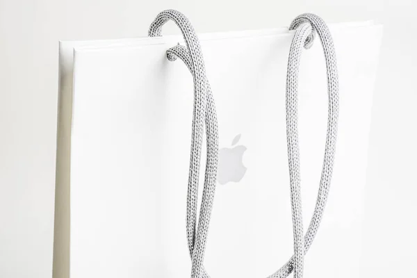 Bílý papírový sáček společnosti Apple Store — Stock fotografie