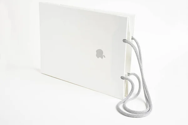 Bílý papírový sáček společnosti Apple Store — Stock fotografie
