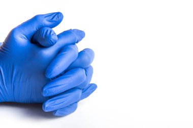 Mavi lateks eldivenler giyen eller sade beyaz arka planda..