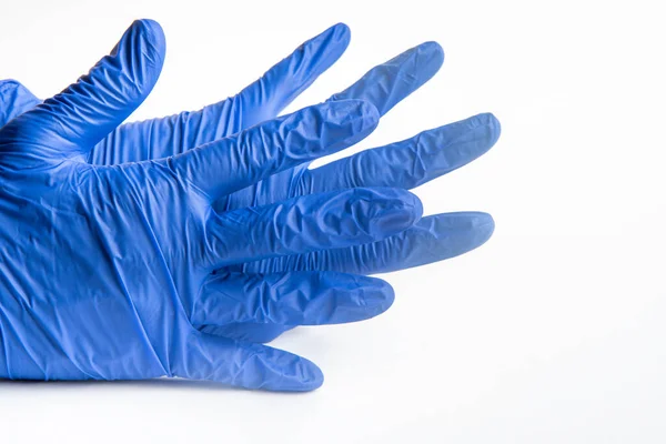 Handen Met Blauwe Latex Wegwerphandschoenen Een Effen Witte Achtergrond — Stockfoto