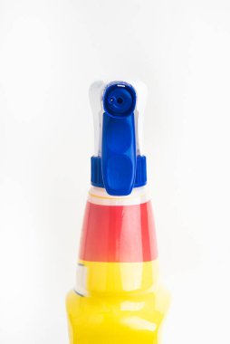 Kırmızı, beyaz ve mavi sıvı sprey plastik sprey şişesinin beyaz arka plandaki üst kısmının yakın çekimi..