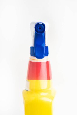 Kırmızı, beyaz ve mavi sıvı sprey plastik sprey şişesinin beyaz arka plandaki üst kısmının yakın çekimi..
