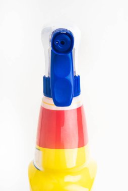 Kırmızı, beyaz ve mavi sıvı sprey plastik sprey şişesinin beyaz arka plandaki üst kısmının yakın çekimi..