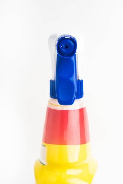 Kırmızı, beyaz ve mavi sıvı sprey plastik sprey şişesinin beyaz arka plandaki üst kısmının yakın çekimi..