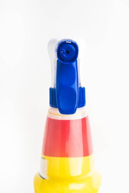Kırmızı, beyaz ve mavi sıvı sprey plastik sprey şişesinin beyaz arka plandaki üst kısmının yakın çekimi..