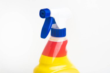 Kırmızı, beyaz ve mavi sıvı sprey plastik sprey şişesinin beyaz arka plandaki üst kısmının yakın çekimi..