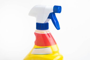 Kırmızı, beyaz ve mavi sıvı sprey plastik sprey şişesinin beyaz arka plandaki üst kısmının yakın çekimi..