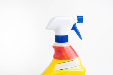 Kırmızı, beyaz ve mavi sıvı sprey plastik sprey şişesinin beyaz arka plandaki üst kısmının yakın çekimi..