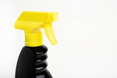 Siyah ve sarı sıvı sprey plastik sprey şişenin üst kısmının yakın plan beyaz arka plan seti..