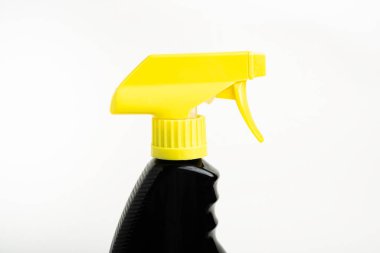 Siyah ve sarı sıvı sprey plastik sprey şişenin üst kısmının yakın plan beyaz arka plan seti..