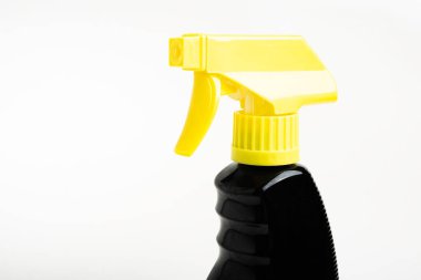 Siyah ve sarı sıvı sprey plastik sprey şişenin üst kısmının yakın plan beyaz arka plan seti..