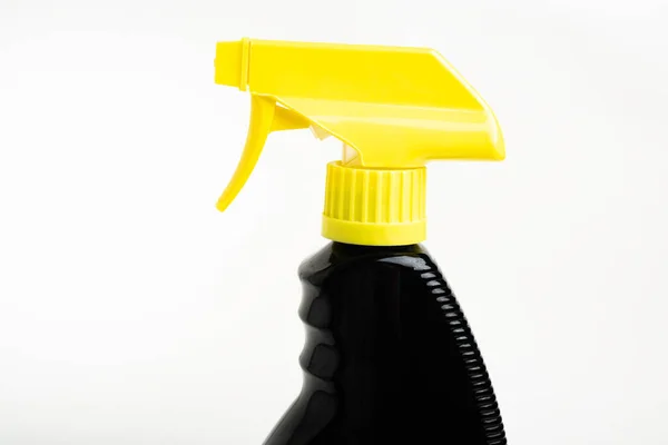白を基調とした黒と黄色の液体スプレープラスチックディスペンサーボトルの上部のクローズアップ — ストック写真