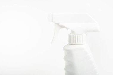 Düz beyaz arkaplan üzerine kurulmuş beyaz sıvı sprey plastik bir sprey şişenin üst kısmının yakın çekimi..