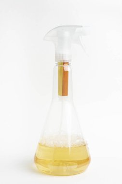 Şeffaf sıvı sprey plastik sprey şişesinin beyaz arka planda çekilmiş bir fotoğrafı..