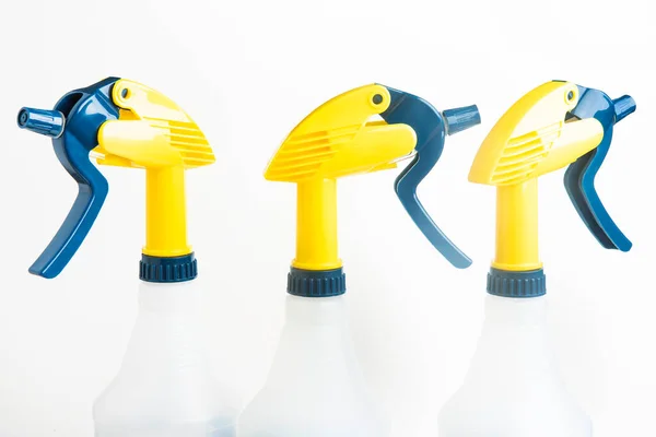 Närbild Den Övre Delen Tre Professionella Flytande Spray Plastbehållare Flaskor — Stockfoto