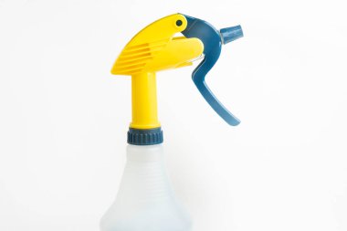 Profesyonel sıvı sprey plastik sprey şişenin üst kısmının yakın plan beyaz arka plan seti..