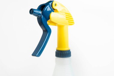 Profesyonel sıvı sprey plastik sprey şişenin üst kısmının yakın plan beyaz arka plan seti..