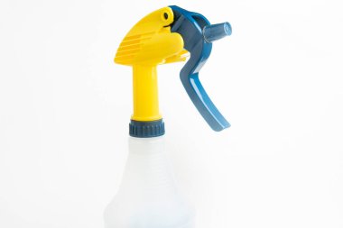 Profesyonel sıvı sprey plastik sprey şişenin üst kısmının yakın plan beyaz arka plan seti..
