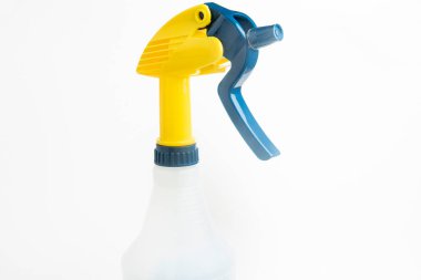 Profesyonel sıvı sprey plastik sprey şişenin üst kısmının yakın plan beyaz arka plan seti..