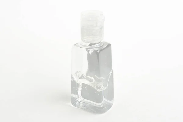 普通口袋大小的透明手部清洁剂塑料瓶的产品照片 装在纯白的背景上 — 图库照片