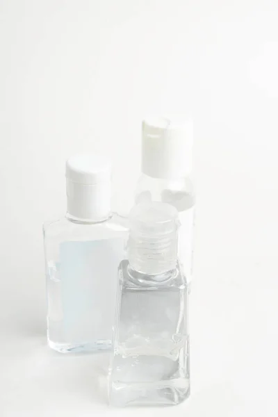 Strzał Produktu Trzech Generycznych Kieszonkowych Przezroczystych Plastikowych Butelek Dozownikiem Rąk — Zdjęcie stockowe