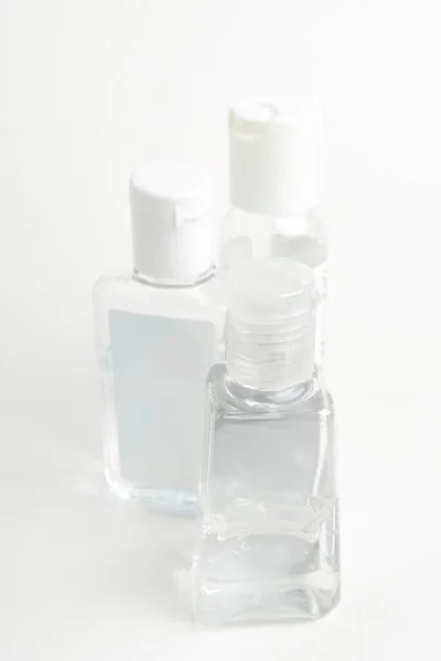 Una Toma Producto Tres Botellas Dispensador Plástico Desinfectante Mano Transparente — Foto de Stock