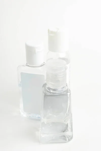 Una Toma Producto Tres Botellas Dispensador Plástico Desinfectante Mano Transparente — Foto de Stock