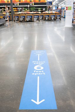 Vidalia, Georgia, ABD - 4 Mayıs 2020 - Walmart sosyal mesafe politikası taban işareti, işaret ve hatırlatma olarak uygulandı ve uygulandı.