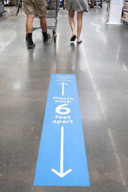 Vidalia, Georgia, ABD - 4 Mayıs 2020 - Walmart sosyal mesafe politikası taban işareti, işaret ve hatırlatma olarak uygulandı ve uygulandı.