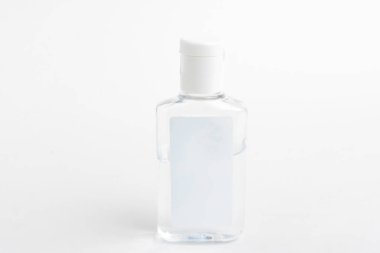 Geniş, şeffaf el dezenfektanı plastik bir şişenin saf beyaz arka planda çekilmiş hali..