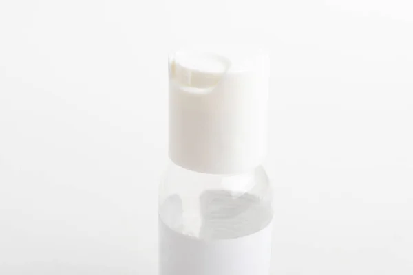 Közelkép Zsebméretű Átlátszó Kézfertőtlenítő Műanyag Adagoló Flakon Felső Fehér Kupakjáról — Stock Fotó