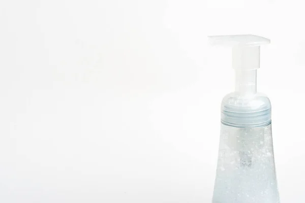 Şeffaf Üst Pompanın Köpük Sabun Plastiğinin Beyaz Zemin Üzerine Kurulmuş — Stok fotoğraf