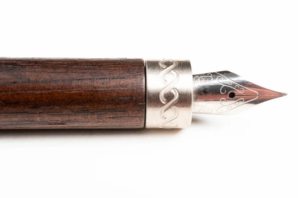 Zbliżenie Produktu Strzał Drewnianej Lufy Końcówka Pisania Klasycznego Pióra Fontanny — Zdjęcie stockowe