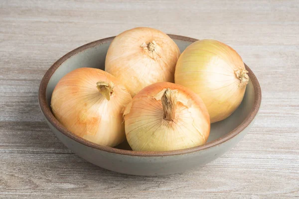 Vier Vers Geoogste Zoete Witte Uien Een Keramische Schaal Een — Stockfoto